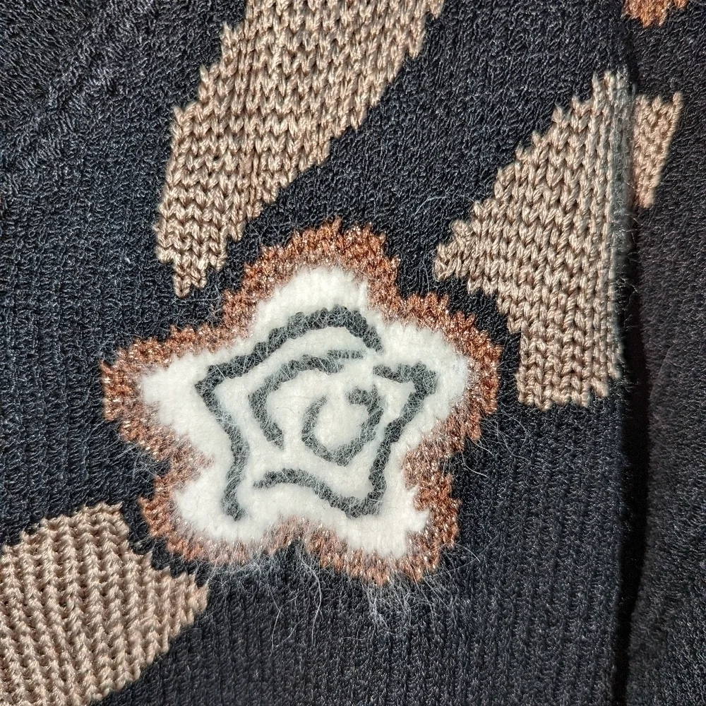 VINTAGE Retro Black & Floral Embroidery Crewneck Knit Sweater Size Medium - Picture 7 of 13